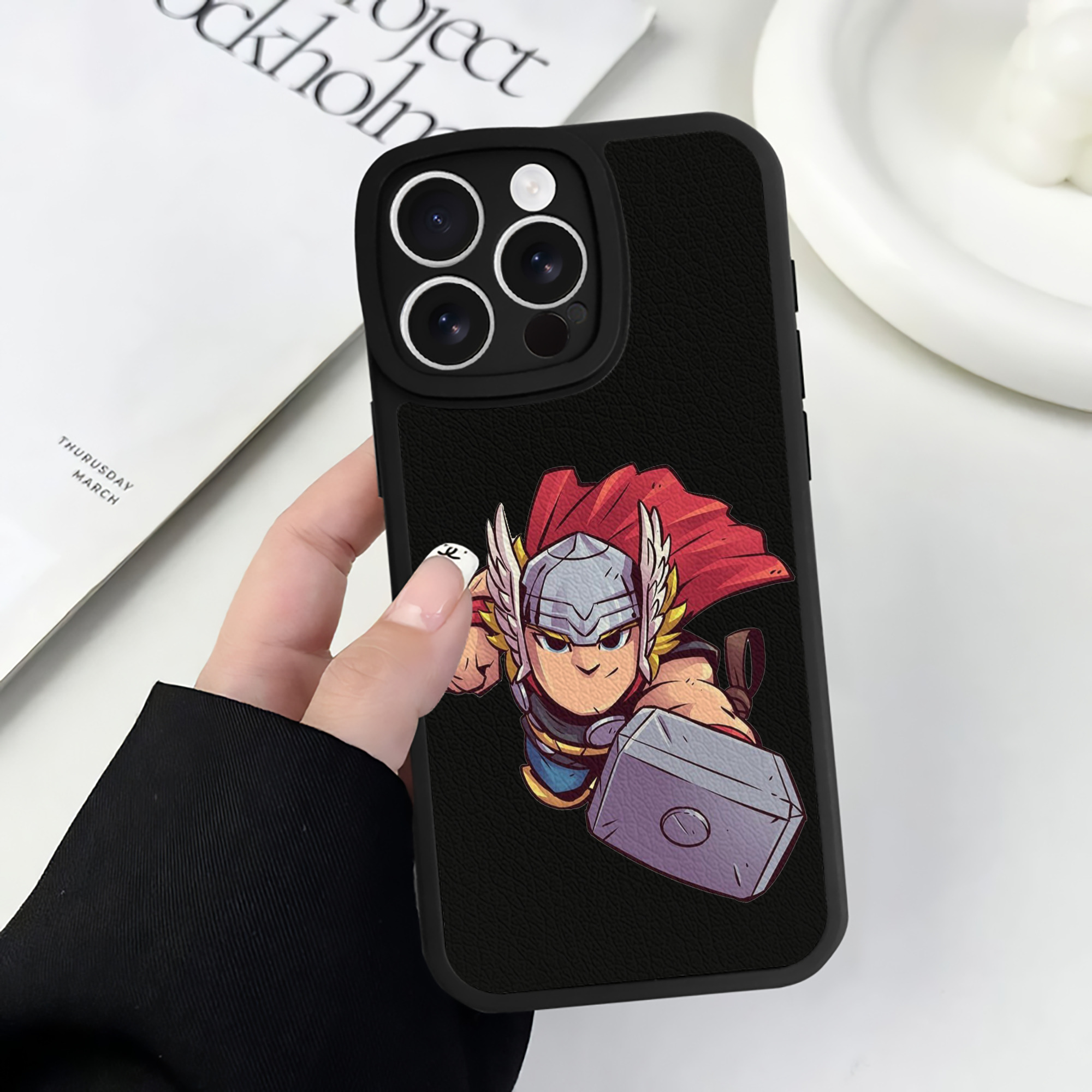 （画像用） アベンジャーズ The Avengers 【iPhone 16シリーズ対応】シリコンスマホケース（レザー調） 材質：シリコン
